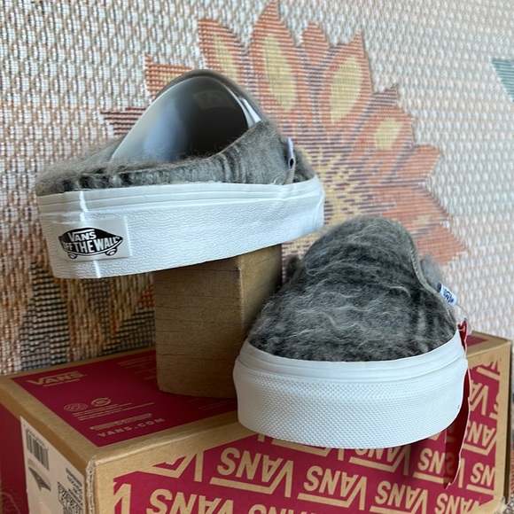Vans WMNS Classic Slip-On Mule
(Soft Plaid Gray/True white
VN0A4P3U809
Sneakers - Picture 10 of 16